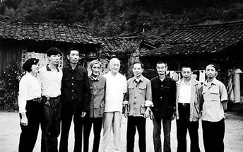 在祖屋前与乡亲们一起留影。.jpg