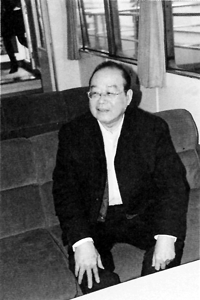 走进湖里采风团团长何少川在当年邓小平同志视察厦门特区的游艇上拍照留念.jpg