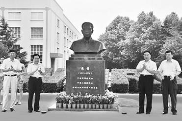 南京水利科学院内严恺铜像.jpg