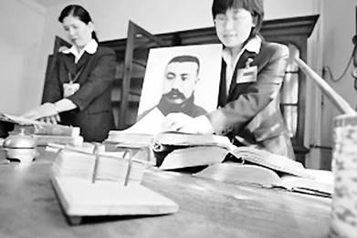 公安人员在查捕凶手.jpg