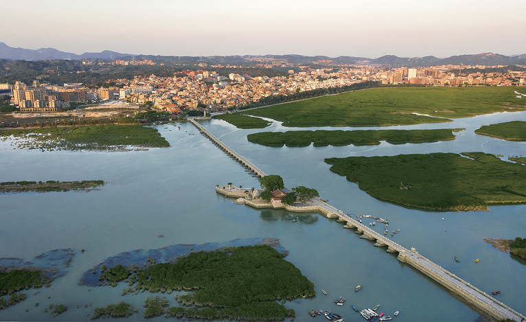 第105页洛阳桥今貌 (郑文桂摄影).PNG