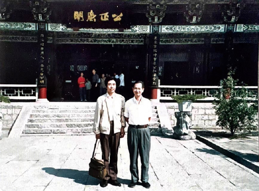 1990年10月，吴韶成（右）与友人摄于河南开封包公祠前.jpg